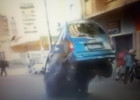 Ani tormoz verən maşının burnu yerə dəyir