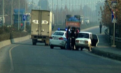 Məmur yol hərəkəti qaydalarını pozdu, sonra da şər-böhtan