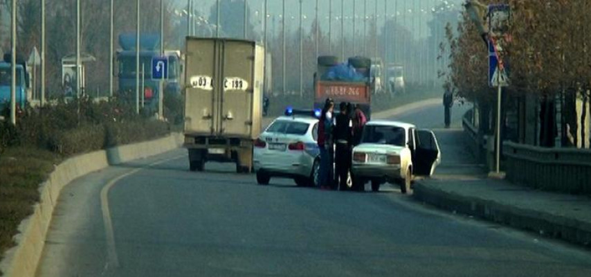 Məmur yol hərəkəti qaydalarını pozdu, sonra da şər-böhtan