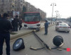 Bakıda sərnişin avtobusu işıq dirəyinə çırpılıb