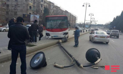 Bakıda sərnişin avtobusu işıq dirəyinə çırpılıb