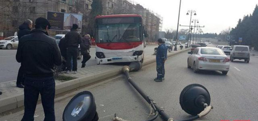 Bakıda sərnişin avtobusu işıq dirəyinə çırpılıb