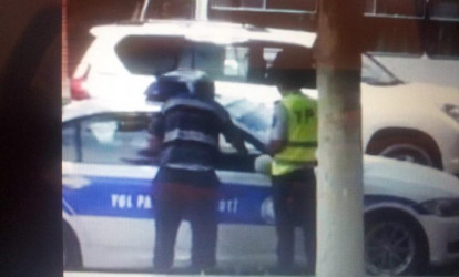 Yol polisi sürücüdən rüşvəti belə aldı