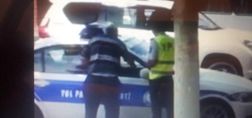 Yol polisi sürücüdən rüşvəti belə aldı