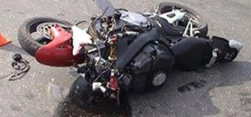 Avtomobil motosikletə çırpıldı: ölən var