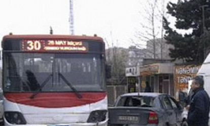 Avtobusun qarşı yola çıxması qəzaya səbəb olub