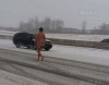 Qarlı havada lüt kovboy