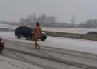 Qarlı havada lüt kovboy