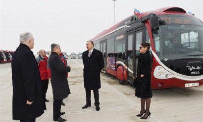 İlham Əliyev «Mercedes»lərə baxış keçirdi
