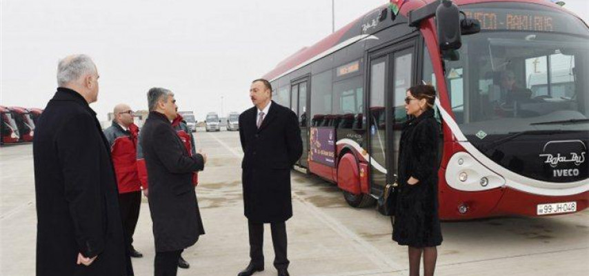 İlham Əliyev «Mercedes»lərə baxış keçirdi