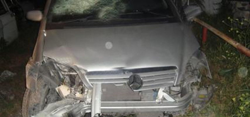 “Mercedes” ağaca çırpıldı, sürücü xəsarət aldı