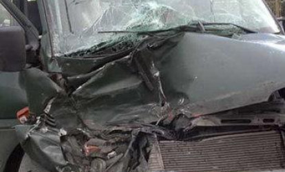 Mikroavtobusla minik avtomobili toqquşdu