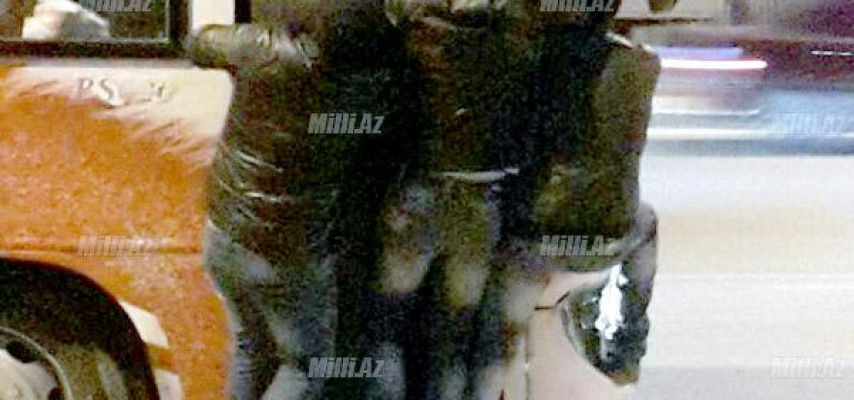 Avropa standartlarına uyğun yolda kartof kimi daşınan insan