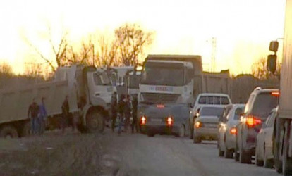 İki yük maşını aşdı; tıxac yarandı