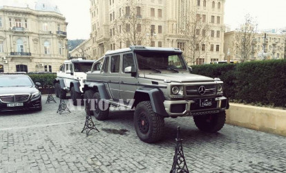 Bakıda eksklüziv avtomobillərlə at oynadan ərəb şeyxləri