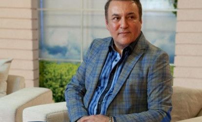 Əməkdar artist birnəfərlik avtomobilinə qovuşdu