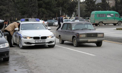 Yol polisi əməkdaşları qaydaları belə pozur FAKT