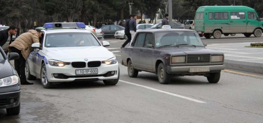 Yol polisi əməkdaşları qaydaları belə pozur FAKT