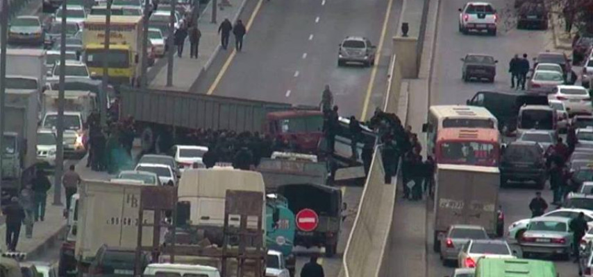 Yeni istifadəyə verilmiş yolda ağır qəza; yol bağlandı