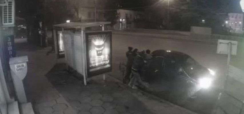 Qızlar oğlanı maşına salıb qaçırdılar