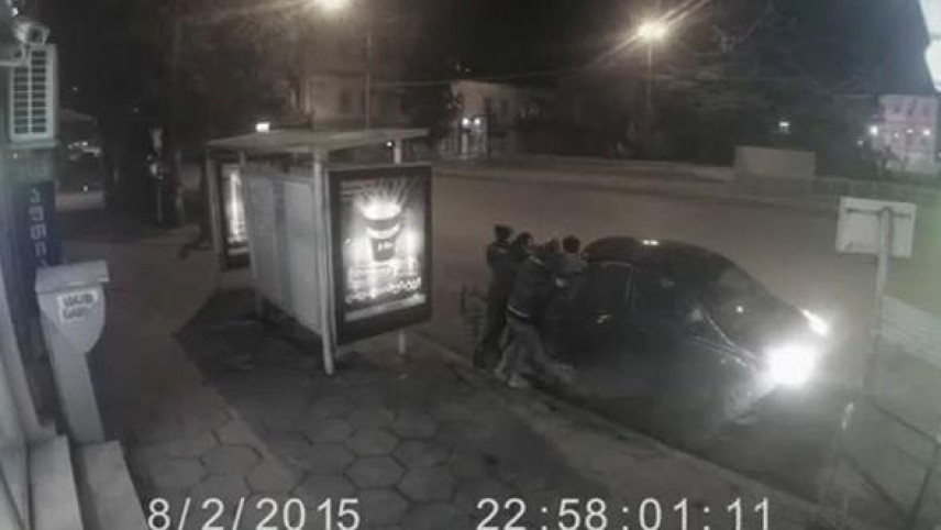 Qızlar oğlanı maşına salıb qaçırdılar