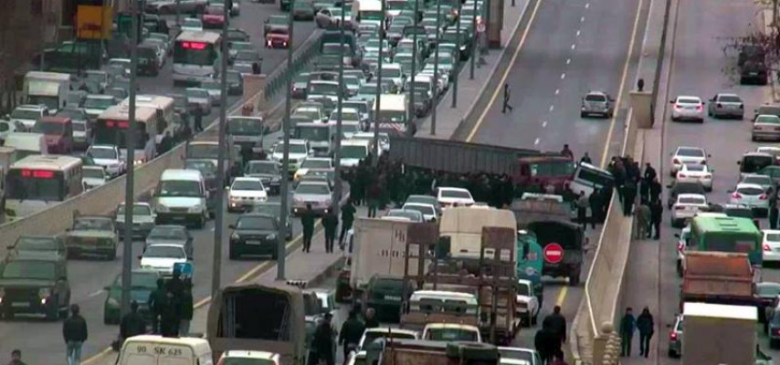 Ziya Bünyadov prospektində yolu bağlayın qəzanın səbəbi  - «Kamaz»