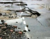 Yük maşınları yolu dağıtdı; sakinlər yolu bağladı