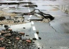 Yük maşınları yolu dağıtdı; sakinlər yolu bağladı