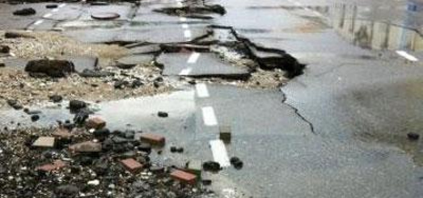 Yük maşınları yolu dağıtdı; sakinlər yolu bağladı