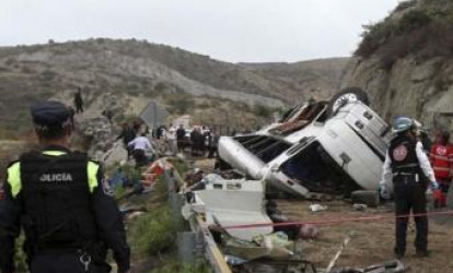 Avtobus qatarla toqquşdu: 16 ölü, 30 yaralı