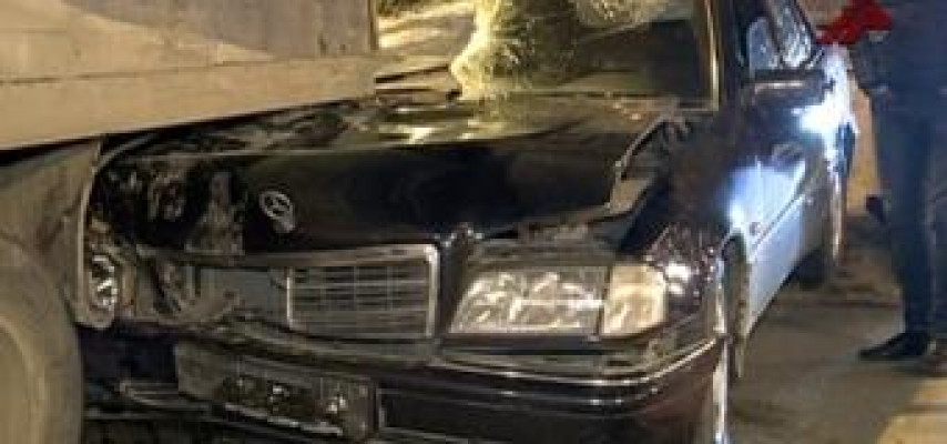 “Mercedes” yük maşınına çırpıldı