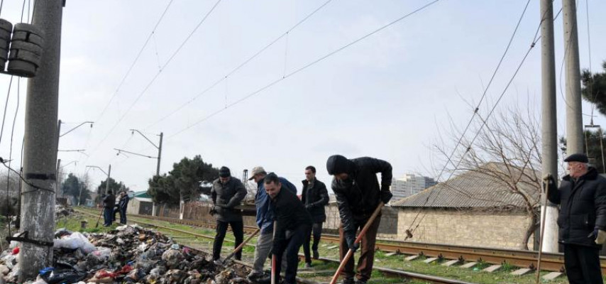 Cavid Qurbanov işçiləri zibil yığmağa göndərdi
