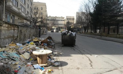 Yolumuzu indi də zibilyığanlar və onların qutuları kəsir