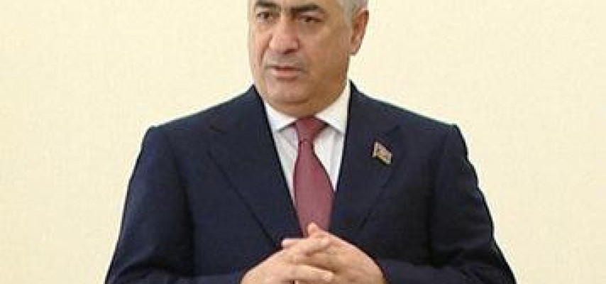 Cavid Qurbanov işçilərə istefa ərizəsi yazdırdı