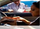 Dilənçinin cavabı «xırdam yoxdur» deyən sürücünü şoka saldı-VİDEO