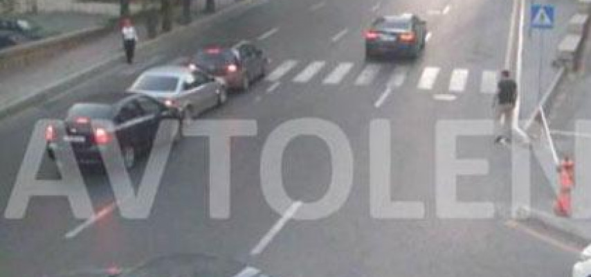 Xanım piyadaya yol verən maşını ikisi birdən vurdu