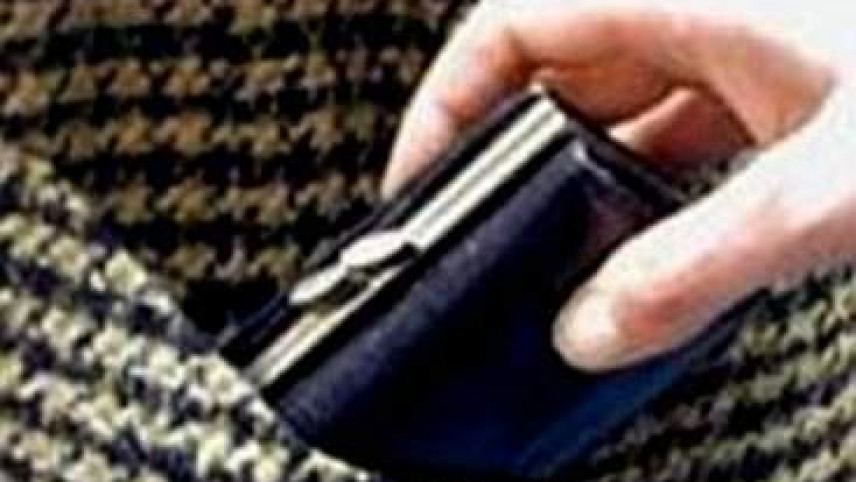 Avtobusdan oğurluq edən qız tutuldu