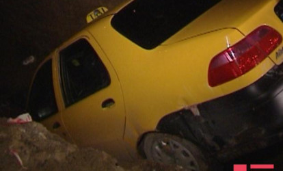 Maşın çuxura düşdü; yollar qaranlıqdır