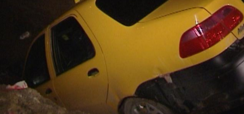 Maşın çuxura düşdü; yollar qaranlıqdır