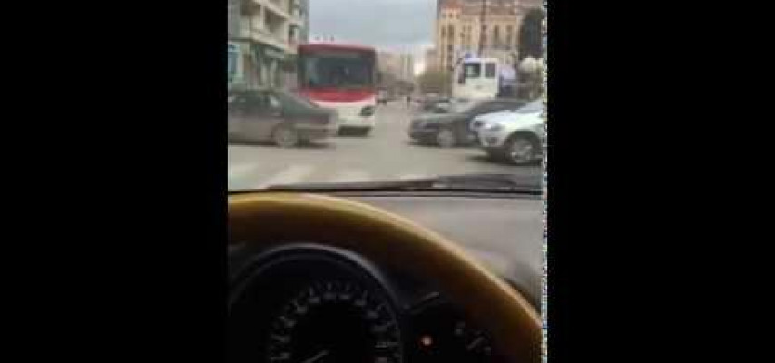 Bakıda bütün maşınlar avtobusa «protiv getdi»