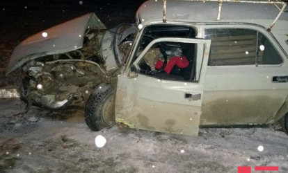 Xaçmazda “Qaz 24” ağaca girdi
