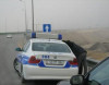 Yol polisi saxlayanda sürücü avtomobildən düşməlidirmi?