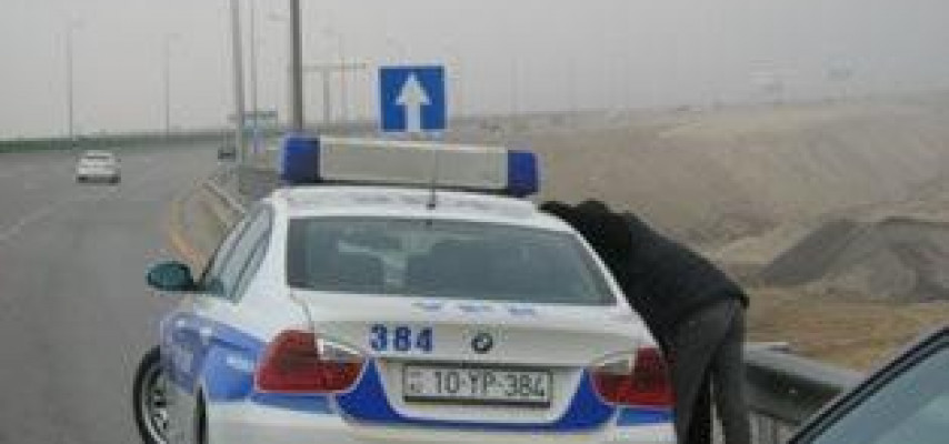 Yol polisi saxlayanda sürücü avtomobildən düşməlidirmi?