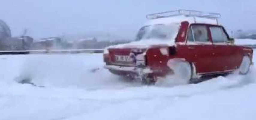 Qarlı yolda xanım sürücüdən möhtəşəm şou