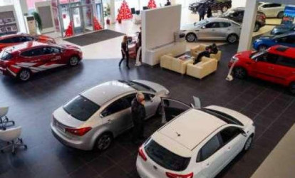 Avtosalonlarda maşın satışı dayandı