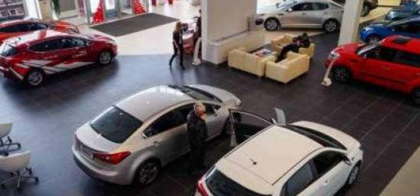 Avtosalonlarda maşın satışı dayandı