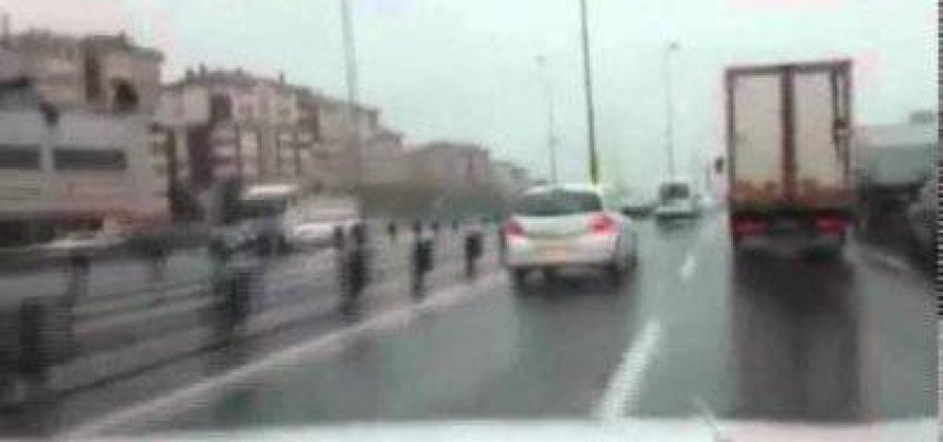 Sükanı buraxıb qəzet oxumağa başladı
