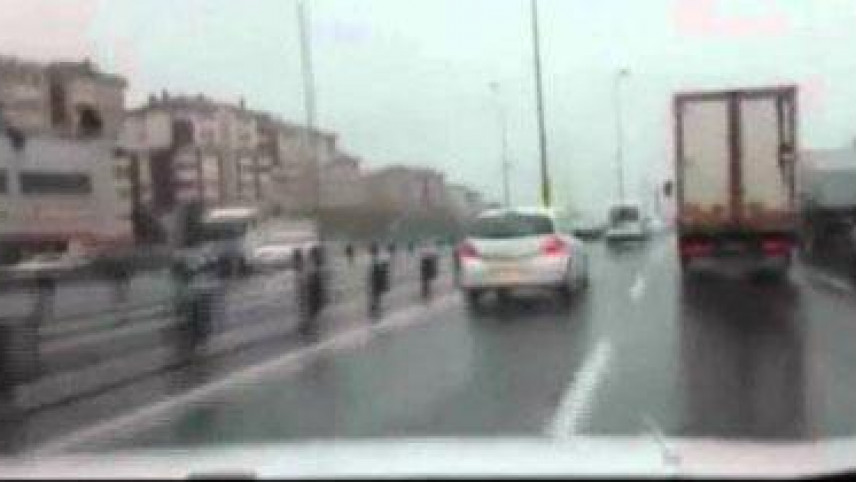 Sükanı buraxıb qəzet oxumağa başladı