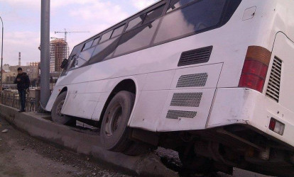Bakıda "uçan" avtobus zəncirvari qəza törətdi; 1 ölü, 9 yaralı