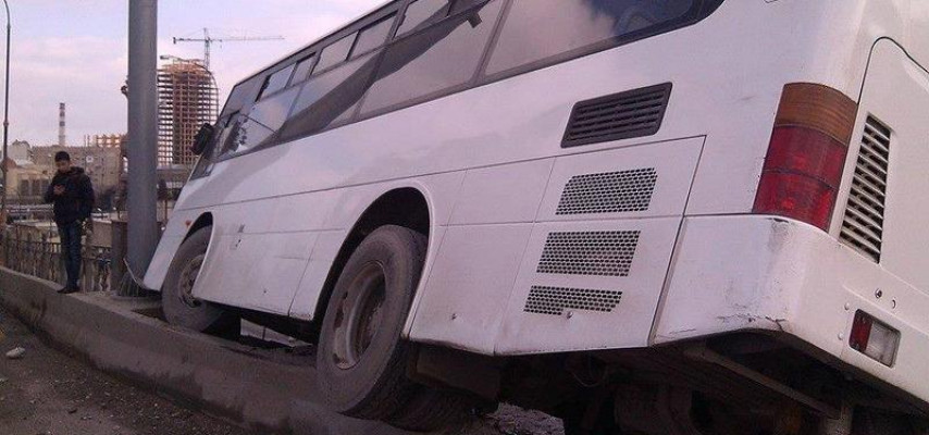 Bakıda "uçan" avtobus zəncirvari qəza törətdi; 1 ölü, 9 yaralı